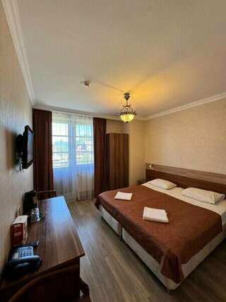 Гостиница Визави Старая Русса Двухместный номер с 2 отдельными кроватями и балконом-1